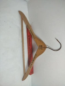 Colgador de ropa de madera Drier Hotel Piccadilly N Y C 227 W 45 Th St - Imagen 1 de 4