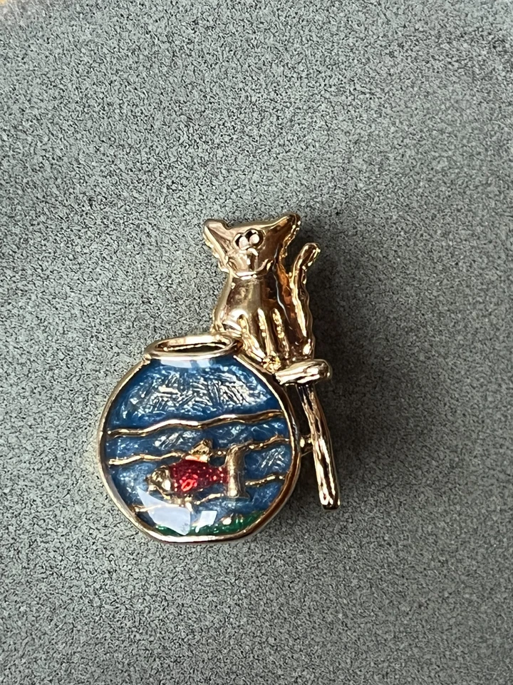 Gatito dorado firmado Estate Danecraft gato en taburete junto a arco de pescado esmaltado azul Foto 1 de 4