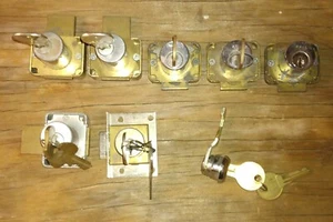 NATIONALE SCHREIBTISCHSCHLÖSSER MIT SCHLÜSSELN - Bild 1 von 1