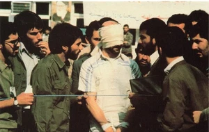 Chrom Postkarte ~ Geisel mit verbundenen Augen, 1979 Übernahme der US-Botschaft im Iran - Bild 1 von 2