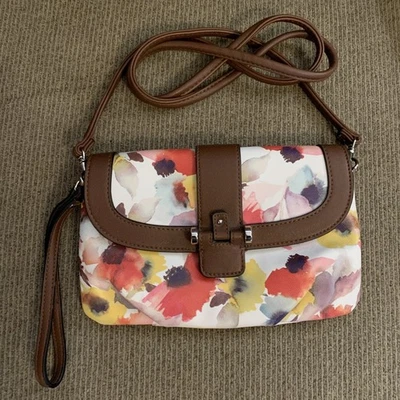 Cartera mediana CHAPS de cuero marrón con flores para hombro/muñequera/basta Foto 1 de 4