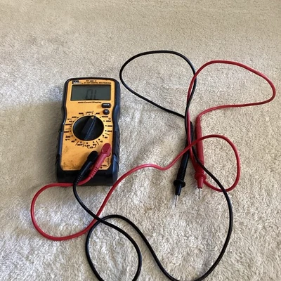 Multímetro de alcance manual IDEAL Industries INC. 61-327 600V com cabos testados em excelente estado usado - Imagem 1 de 4