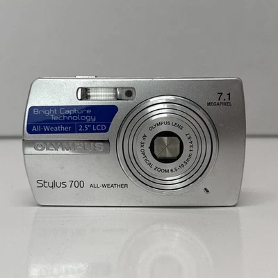Cámara para todo clima Olympus Stylus 700 7,1 megapíxeles con batería y cargador Foto 1 de 4