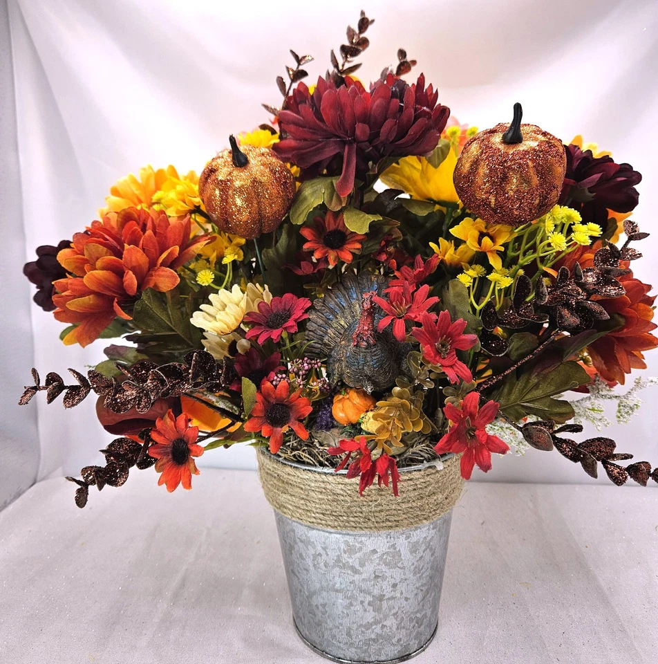 Arreglo floral de otoño: pavo, mamás y calabazas en cubo de metal rústico Foto 1 de 4