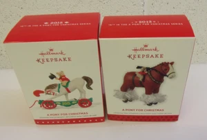 NUOVO (2) Vintage Hallmark 2013 2015 Ornamento UN PONY PER NATALE - Foto 1 di 6