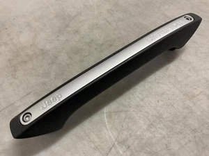 Jeep JK Wrangler OEM Passenger Side Dash Grab Handle Silver 2011-2017 168336 - Foto 1 di 5
