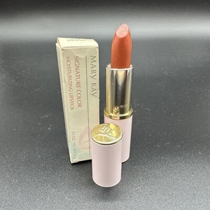 Lápiz labial hidratante Mary Kay Praline Signature Color chocolates tono familia - Imagen 1 de 12