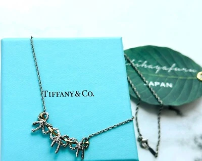 Tiffany & Co. Collana con ciondolo fiocco a triplo nastro in argento 925 oro ... - Immagine 1 di 4