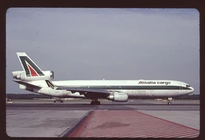 Diapositiva de línea aérea original 35 mm Alitalia Cargo MD-11F EI-UPE - Imagen 1 de 1