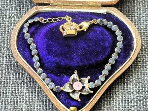 HERVORRAGENDES & SELTENES Butler & Wilson Gold, Emaille und Saphirglas Blume ARMBAND - Bild 1 von 8