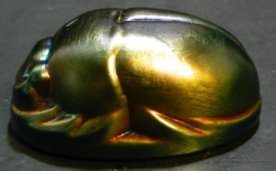 Escaravelho antigo iridescente Tiffany Favrile peso de papel 2" x 4,81" x 3" muito bom - Imagem 1 de 4