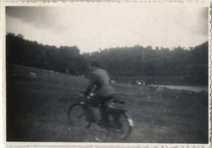 PHOTO ANCIENNE - VINTAGE SNAPSHOT - VÉLOMOTEUR MOBYLETTE SOLEX MOTEUR MOTO 1947 - Imagen 1 de 1