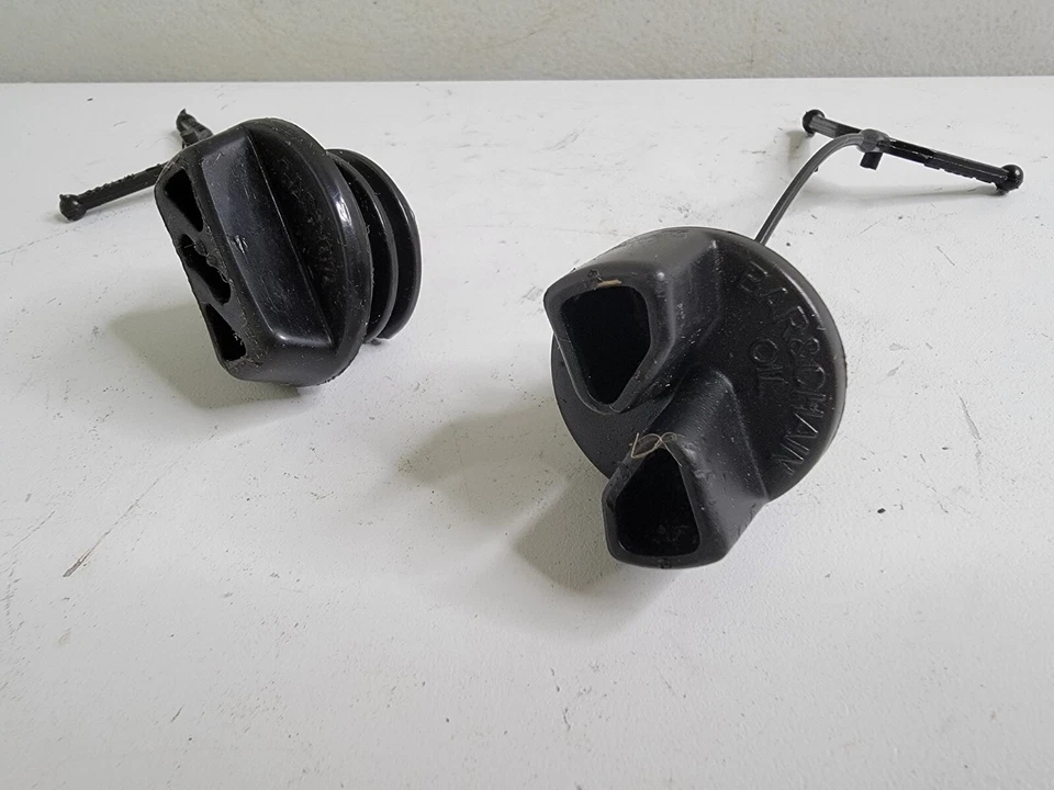 Poulan Pro 295 Chainsaw Gas Cap Oil Cap OEM Used Screw In Plastic Plugs Foto 1 de 4