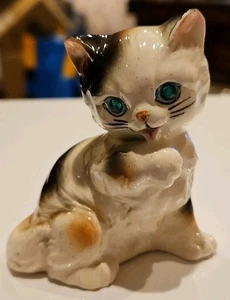 Estatuilla de gato Calicó gatitos ojos verdes gemas esmeralda vintage Japón - Imagen 1 de 5