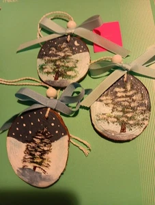 Juego de 3 adornos para rebanadas de madera pintados a mano árboles nevados ÚNICO EN SU CLASE G - Imagen 1 de 4