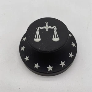 Wedgwood cremefarben auf schwarzem Jasperware Waage oder Gerechtigkeit Briefbeschwerer - Bild 1 von 16