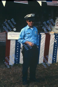 1976 35mm Dia Karneval Wachmann Polizist in Uniform #1395 - Bild 1 von 1