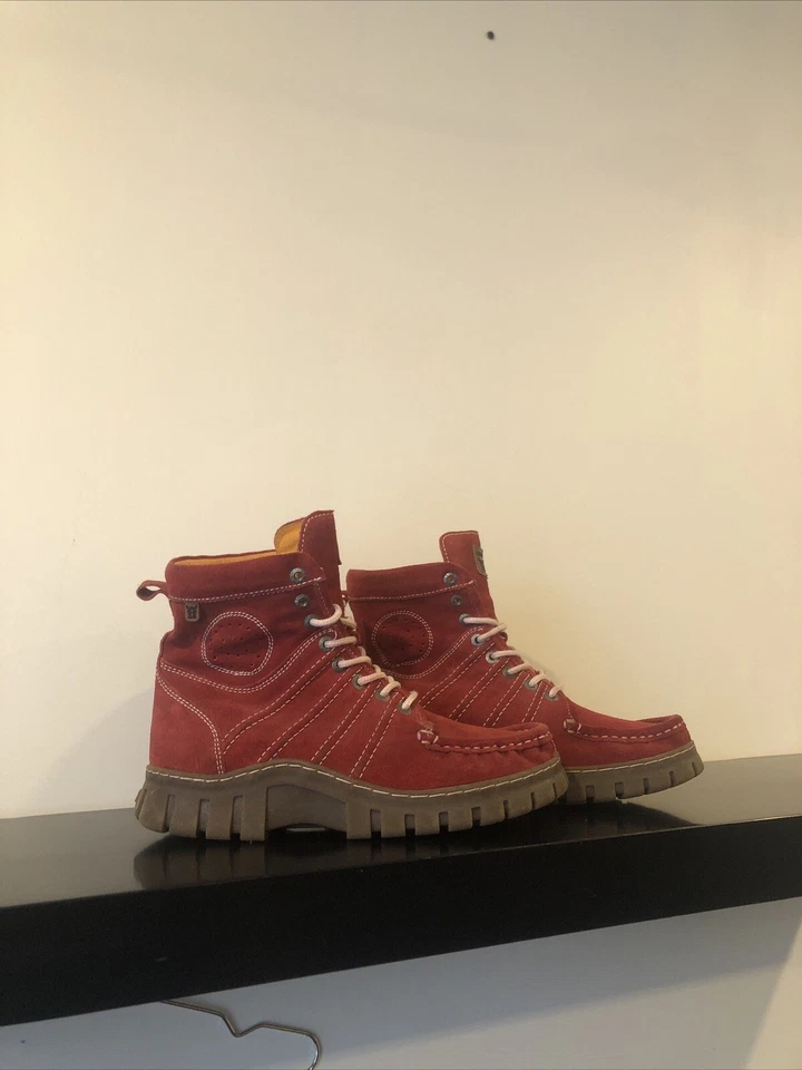 Botas Mag Megamok 4001 Gamuza Roja Hechas a Mano Talla Euro 40 Hechas en Portugal 250$+ Foto 1 de 4