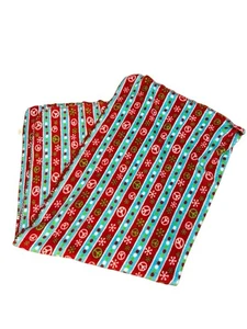 Acogedora manta de felpa con signo de paz de Navidad - tiro navideño rojo, azul y verde - Imagen 1 de 3