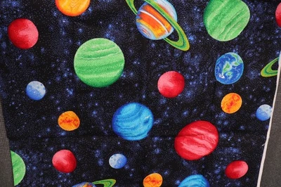 29"L x 44"W Sistema Solar Cranston Planetas Coloridos Lanzados en Negro con Estrellas Foto 1 de 4