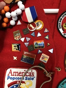 Vintage 1990s Boy Scouts Of America 26 Pins Patches Red Felt Vest BSA sz 10-12 - Picture 1 of 8