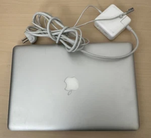Apple MacBook Pro 13 Zoll Intel Core 2 Duo 2.4, 4GB RAM Ohne HDD Gebraucht - Bild 1 von 10