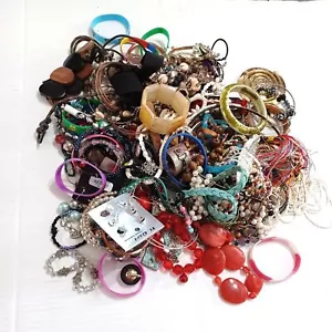Lote de joyas 4 libras collares, pulseras, pendientes sin clasificar varios estilos vintage - Imagen 1 de 5