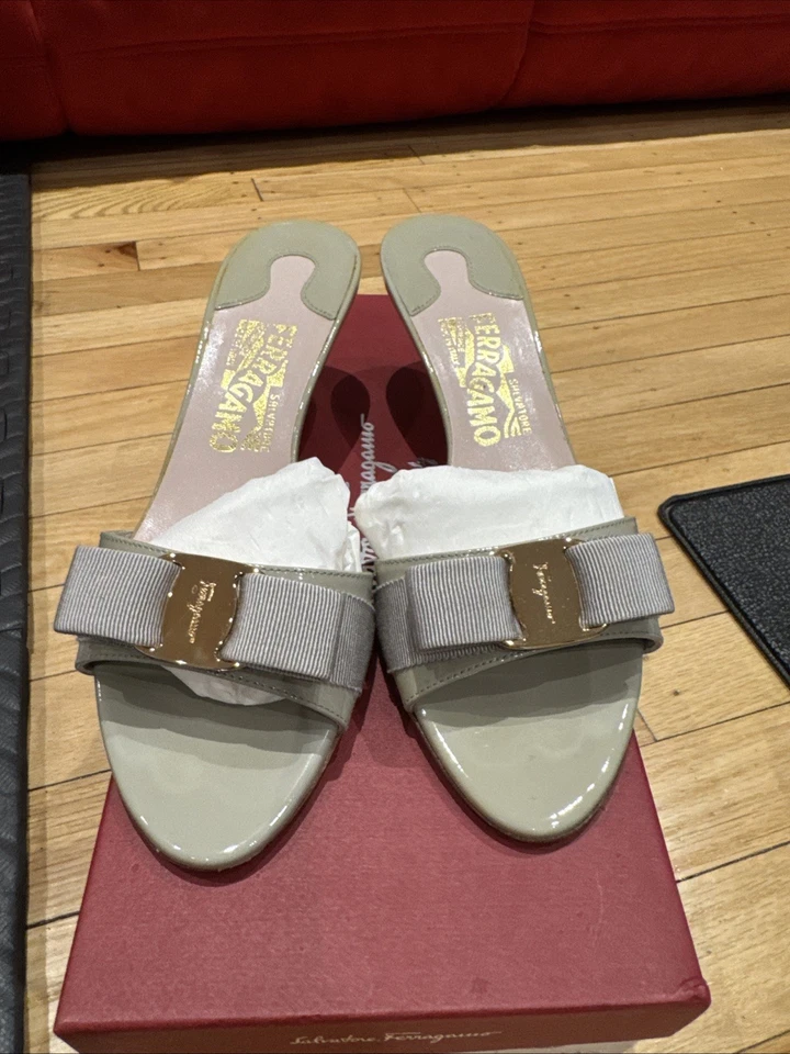 Sandalias Salvatore Ferragamo Glo Tacón Gatito Vara Arco Slide Charol Talla 6.5 Foto 1 de 4