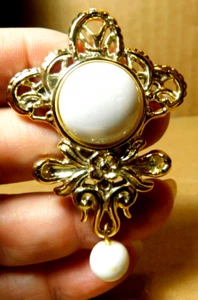 Markenlos ~ Kunststoff weiße Perlen & Gold Metall/Harz Brosche - Bild 1 von 19