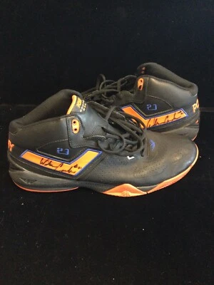 Tenis Wilson Chandler firmados juego usados NY Knicks ambos zapatos certificado de autenticidad JSA de la NBA Foto 1 de 4