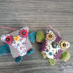 Búhos de lana de fieltro retazos (2) adornos colgantes, ojos de botón boho ecléctico 3,5" - Imagen 1 de 4