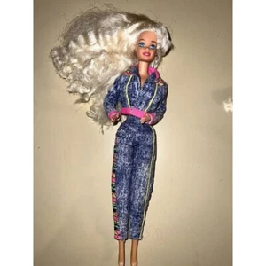 Barbie Stonewash Denim Track Suit anni 90 orlo rosa caldo capelli crimpati, braccia flessibili - Foto 1 di 16