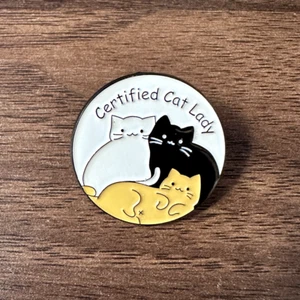 Divertido prendedor de metal esmaltado "Certified Cat Lady" - Imagen 1 de 2