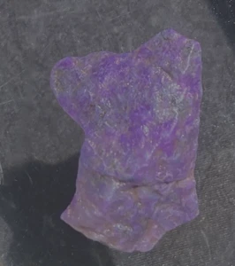 SUGILITE TOP PLUM VIOLET GEM ROUGH 5.99 GRAMS or 30 CARATS SOUTH AFRICA - Picture 1 of 9