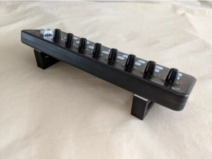Comodo supporto angolato per Behringer X-Touch mini controller MIDI universale - Foto 1 di 9