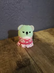 Abito Squishville Squishmallows COCO THE KOALA Serie 4 Mystery Egg Fragola - Foto 1 di 2