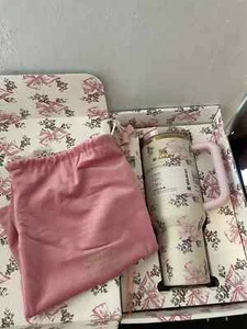 🌸The Stanley X Love Shack Fancy Holiday Quencher Cup 40 OZ - Rosa Beaux Pink 🌸 - Foto 1 di 6