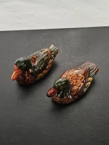 Set Vintage 2 Enesco Ceramica Vetro Anatra Occhio Colori Vibranti Finitura Lucida 5" Arte Popolare - Foto 1 di 19
