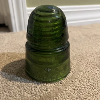 BEAUTIFUL OLIVE GREEN STAR CD-145 GLASS BEEHIVE INSULATOr - Image 1 of 4