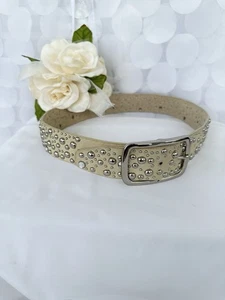 Cinturón de gamuza genuina beige tachonado estrás para mujer pequeño adornado plateado” - Imagen 1 de 7