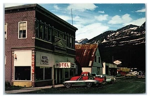 Postal Corvette del centro de Valdez Alaska con Hotel Valdez en primer plano años 50 - Imagen 1 de 2