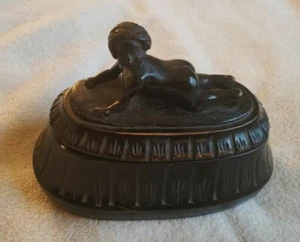 SCATOLA OVALE IN LEGNO VITTORIANO intagliata a mano TEDESCA con coperchio statuetta (bambino strisciante) - Foto 1 di 11