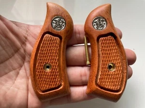 Gorgeous Classic Panel Grip For S&W J Round Butt M60 Checkered Hardwood - Picture 1 of 5
