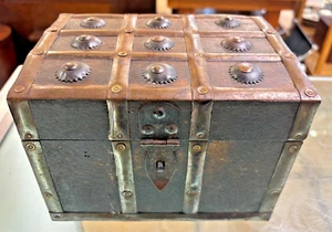 Vintage Aufbewahrungsbox aus Holz mit Metalleinfassungen - Bild 1 von 8