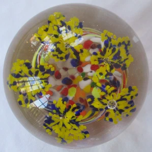 VINTAGE GROSSER MUNDGEBLASENER GLAS BRIEFBESCHWERER MEHRFARBIG GELB & BLAU BLUMEN - Bild 1 von 5