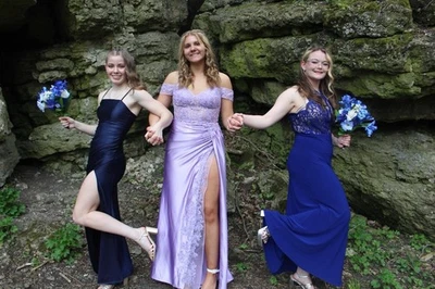 Vestido de formatura roxo claro, costas abertas, fenda na perna, “corset top” tamanho pequeno - Imagem 1 de 4