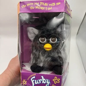 Visone Furby 1998 Nero Grigio Bianco Punte Occhi Marroni Tiger Electronics Gen 7 FUNZIONANTE - Foto 1 di 15