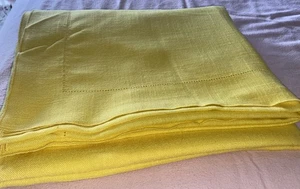 Tovaglia rettangolare giallo canarino "VERA" 57x98 pollici (usata) - Foto 1 di 6