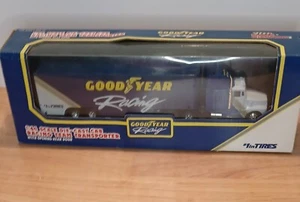 Maßstab 1:64 Racing Champions Cab Racing Team Transporter Goodyear - Bild 1 von 3