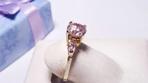 Ring 7 mm Rd & Seite Birne simuliert rosa Edelstein 10 Kt Gelbgold Korb 3 Steine #7415 - Bild 1 von 5